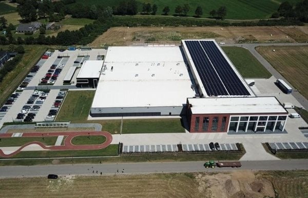 Overzicht Van Raam fietsenfabriek met zonnepanelen