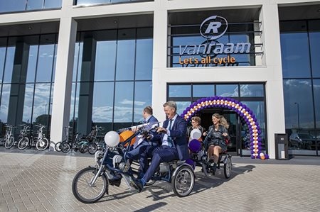feierliche eroffnung neuen fahrradfabrik van raam funtrain duo fahrrad
