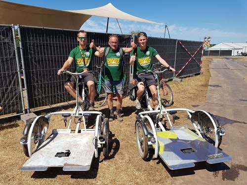 rollstuhl fahrrad von van raam auf zwarte cross