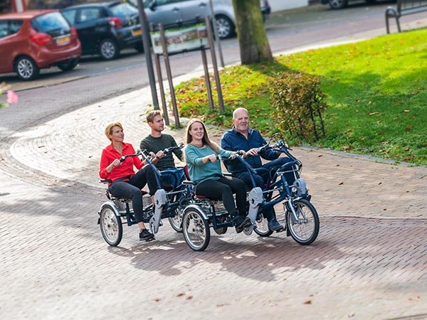 einen Blick auf den Fahrradanhänger Van Raam FunTrain duo für ältere Menschen.