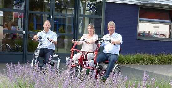 Jan-Willem Boezel, Marjolein Boezel, Ronald Ruesink (Direktion Van Raam) vor dem derzeitigen Gebäude