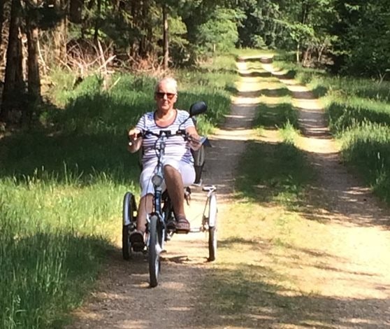 lina nieuwenhuizen auf ihrem easy rider dreirad van raam