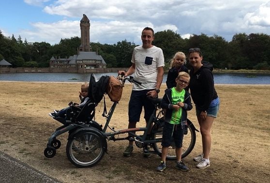 familie klomp im nationaal park de hoge veluwe mit rollstuhlfahrrad opair