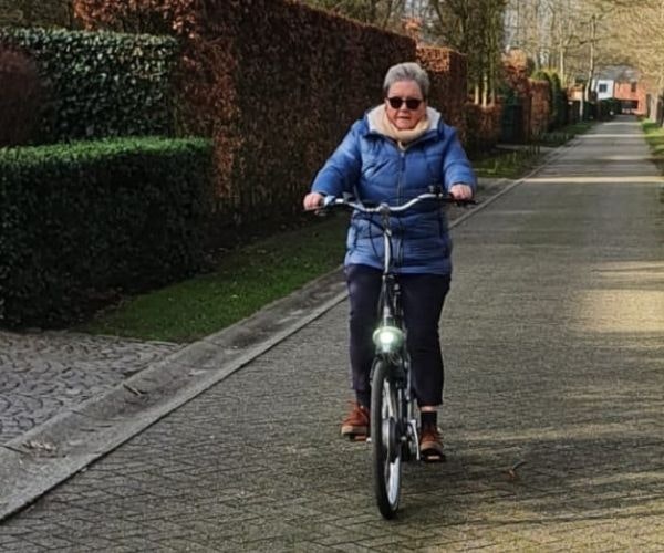 Martine Mingeroet auf ihrem Balance e bike tiefeinsteiger