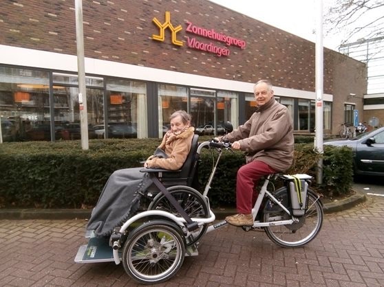 rolstoelfiets veloplus van raam zorginstelling