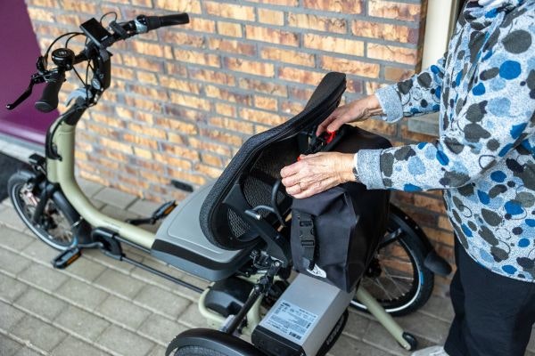 Bevestigen en verwijderen fietstas op de Easy Rider Compact Van Raam