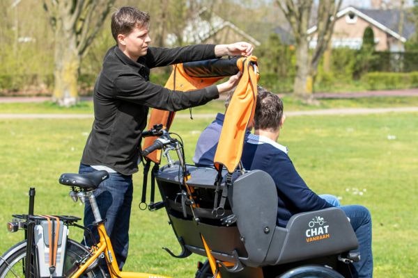 Bevestigen van de huif op de Chat riksja fiets Van Raam