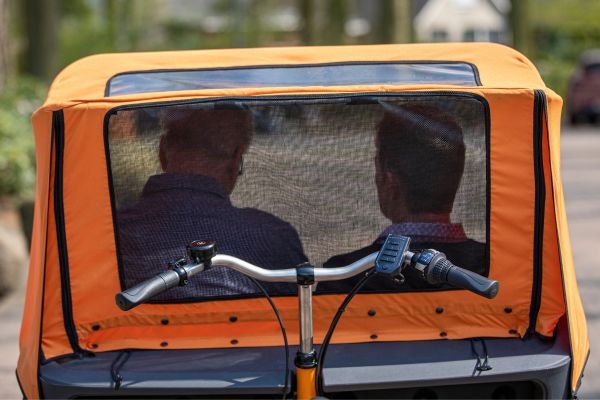 Praktische Sonnenschutz-Option für das Chat Rikscha Transportfahrrad von Van Raam