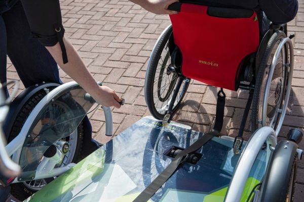 Placement du fauteuil roulant sur le vélo adapté avec système de treuil Van Raam