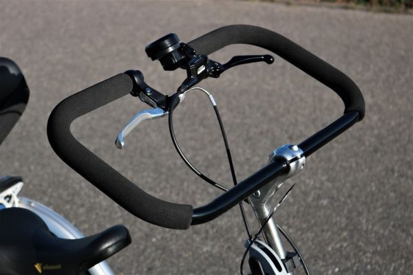 Vélo adapté Van Raam avec guidon spécial
