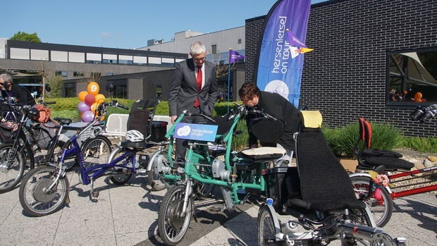 Mayor of Assen at the opening of Hersenletsel on Tour