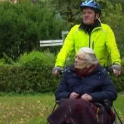 Klantervaring rolstoeltransportfiets VeloPlus Margret Bussen Van Raam Klantervaring rolstoeltransportfiets VeloPlus Margret Bussen Van Raam
