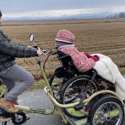 Kundenerfahrung mit VeloPlus Elektro-Rollstuhlfahrrad Angelica Malinverni