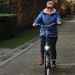 Martine Mingeroet op haar Balance e-bike met lage instap Van Raam Martine Mingeroet op haar Balance e-bike met lage instap Van Raam