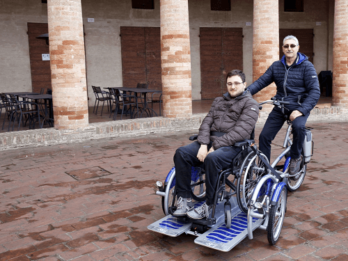 aangepaste fietsen van raam in italie met rolstoeltransportfiets veloplus