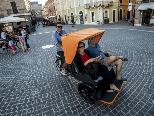 van raam aangepaste fietsen in italie met riksja transportfiets chat