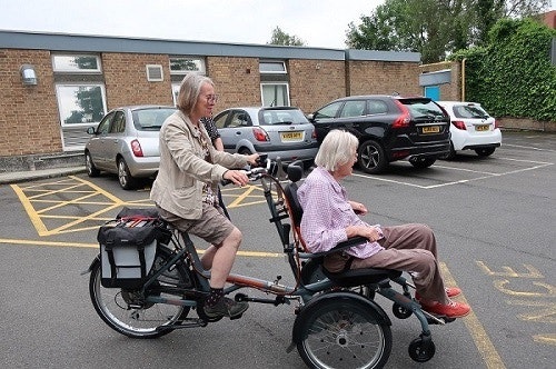 gebruikerservaring rolstoelfiets opair jess lee met een vriendin naar een medische afspraak