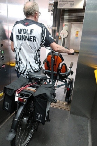 gebruikerservaring rolstoelfiets opair jess lee met fiets in de lift