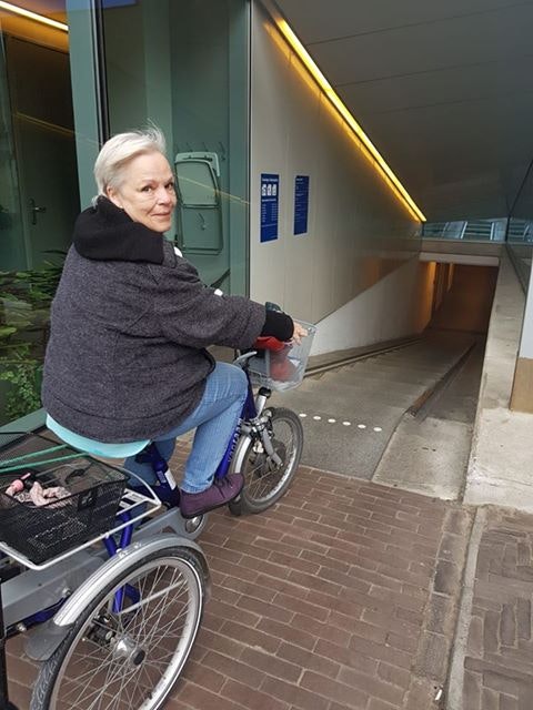 Monique van Stuijvenberg op driewieler Midi voor trap