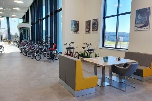 Showroom met aangepaste fietsen van Van Raam