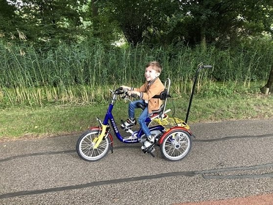 duncan auf seinem van raam mini kinder dreirad mutter von duncan