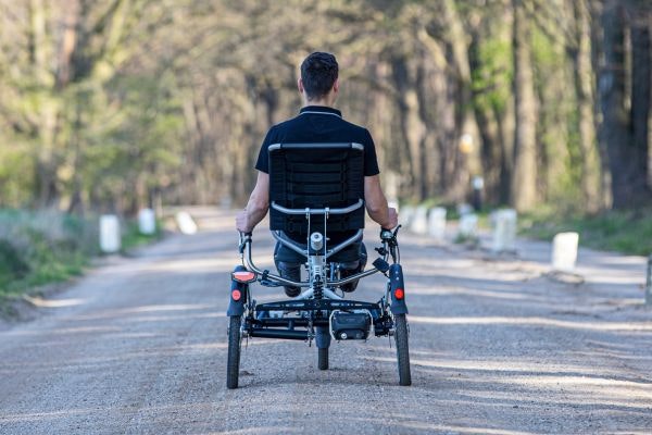 waarom zit er geen standaard op een fiets met 3 wielen easy sport ligdriewieler van raam