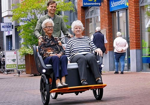 Aangepaste fietsen als fietstaxi voor ouderen