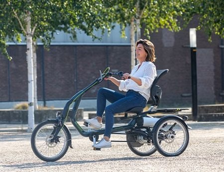 Speciale driewielfiets met trapondersteuning