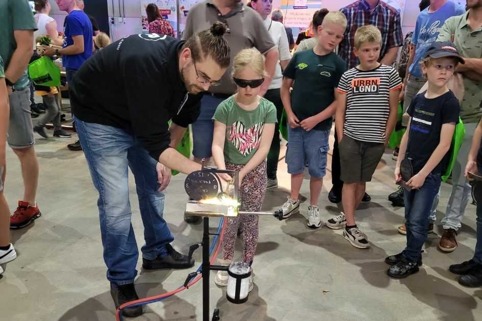 Techniekdag Achterhoek een Van Raam klokje solderen