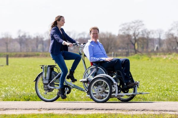 Van Raam VeloPlus Rollstuhl-Fahrrad mit Rollstuhl davor