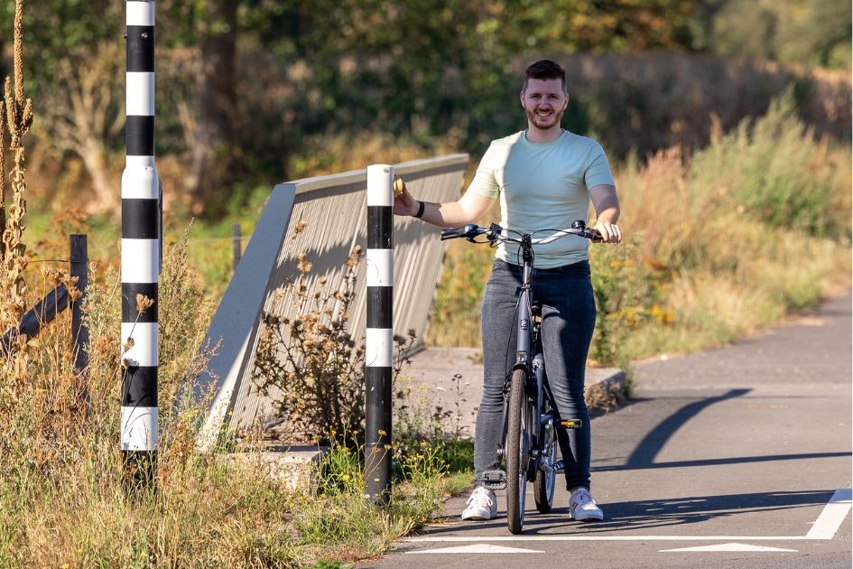 Niedrige Einstiegsrad von Van Raam Balance mit beiden Beinen auf dem Boden