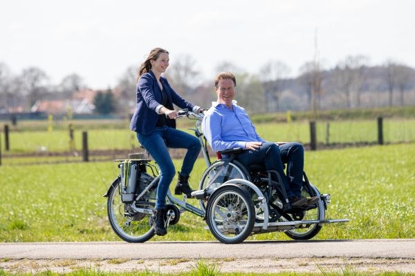 das Rollstuhlfahrrad bei einer Probefahrt ausprobieren