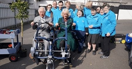 könig charles und camilla auf van raam fun2go duo fahrrad