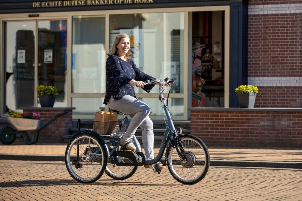 hoe stap je gemakkelijk op een van raam driewieler met zadel