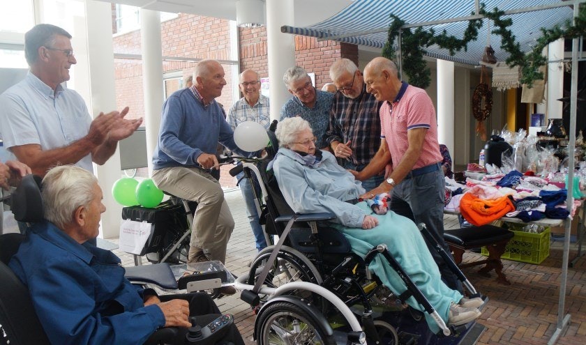 rolstoelfiets van raam zorgcentrum ouderen