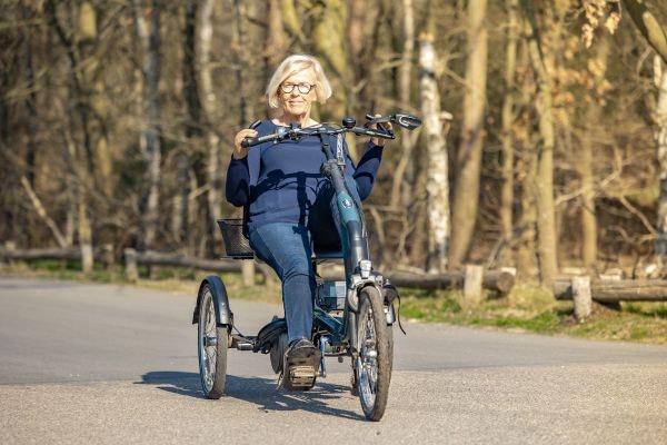 easy rider tricycle with pedal assistance van raam suze korver