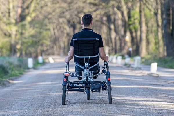 waarom zit er geen standaard op een fiets met 3 wielen easy sport ligdriewieler van raam