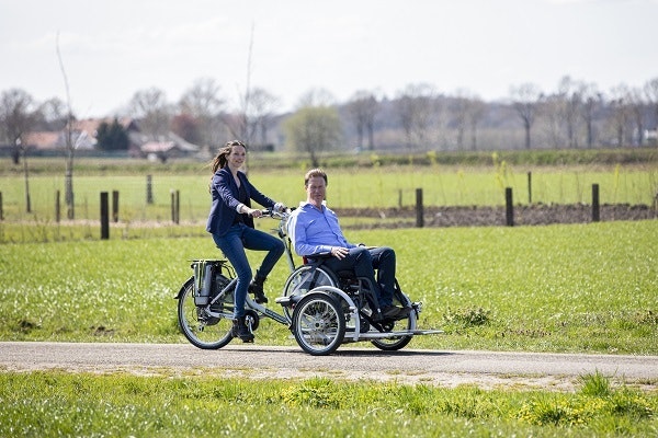 Van Raam Rollstuhlfahrrad VeloPlus als Fahrradtaxi fuer altere Menschen