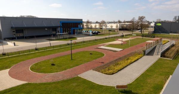 De Van Raam Twinny tandem uitproberen op testbaan bij Van Raam in Varsseveld