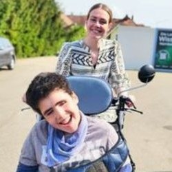 Klantervaring VeloPlus rolstoelfiets – Stefanie Robinson Klantervaring VeloPlus rolstoelfiets – Stefanie Robinson