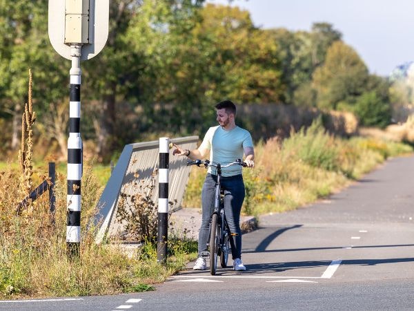 Einzigartige Fahreigenschaften Tiefeinsteigerrad Balance beide Füße auf dem Boden