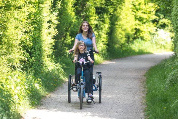 Unique riding characteristics of the Kivo Plus three-wheel tandem Van Raam good view of child