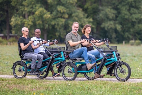 La nouvelle remorque de vélo duo FunTrain La remorque de vélo duo FunTrain est conçue pour être utilisée en combinaison avec le vélo duo Fun2Go. De cette manière, un accompagnateur peut rouler en toute sécurité avec trois passagers. La FunTrain nouvelle a un design moderne et frais et a été optimisée à plusieurs niveaux. Ainsi, la remorque de vélo duo offre une expérience de conduite encore plus stable et confortable, et grâce à sa roue de soutien solide et grande, la FunTrain est plus facile à déplacer et à ranger.  La remorque de vélo duo est livrée en standard avec un seul rapport fixe pour les deux passagers supplémentaires. La FunTrain a la couleur standard (RAL 5018) bleu turquoise mat et propose également quelques couleurs optionnelles.  La nouvelle FunTrain peut également être utilisée avec l'ancien modèle Fun2Go.