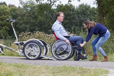 Een rolstoel kan gemakkelijk op de VeloPlus rolstoeltransportfiets worden gereden