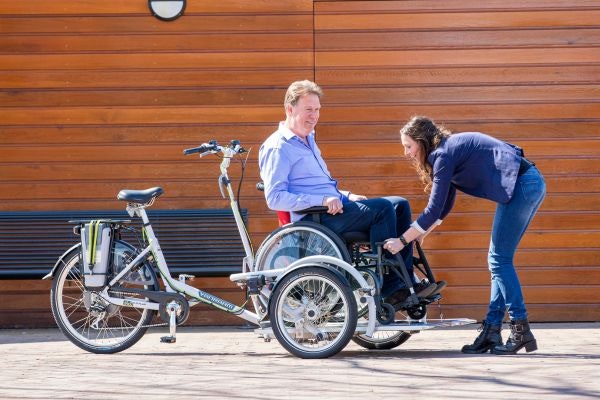 Le fauteuil roulant peut etre facilement fixe a la plate-forme du VeloPlus