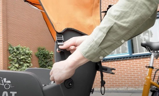close the buckles to keep the straps tight of the hoof of the chat rickshaw bike