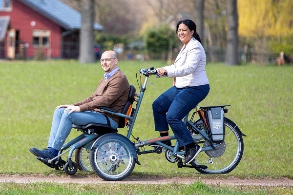 OPair le velo fauteuil roulant l'arriere est base sur Chat Van Raam