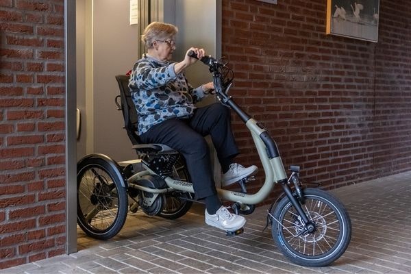 Unieke rij-eigenschappen van de van raam Easy Rider Compact zitdriewielfiets past in een lift