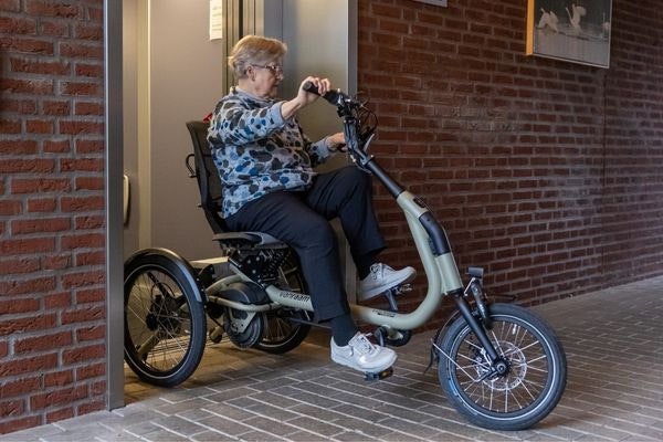 Einzigartige Fahreigenschaften von dem Van Raam Easy Rider Compact Sesseldreirad passt in einem Aufzug