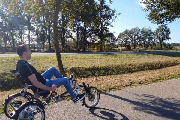 Vidéo sur les caractéristiques de conduite uniques du tricycle couché Easy Sport